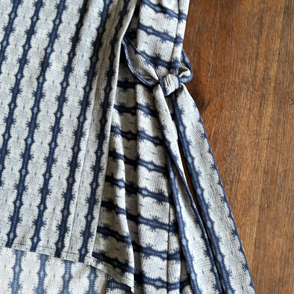 Vince Camuto Women's Blouse Blue, size L, Knit High Low Tunic with side tie - Picture 6 of 11